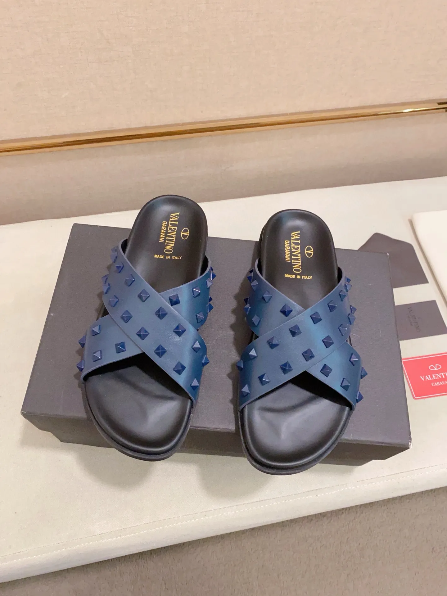 Men's shoes💰: 440💰[Valentino] New men's boutique slippers, counter quality, classic plaid, the actual workmanship is quite complex🔰The uppers are made of imported fabrics➕🐑Sheepskin lining, which tests the craftsman's craftsmanship➕original PU outsole. Size: 38-44 (45 can be customized, non-refundable)